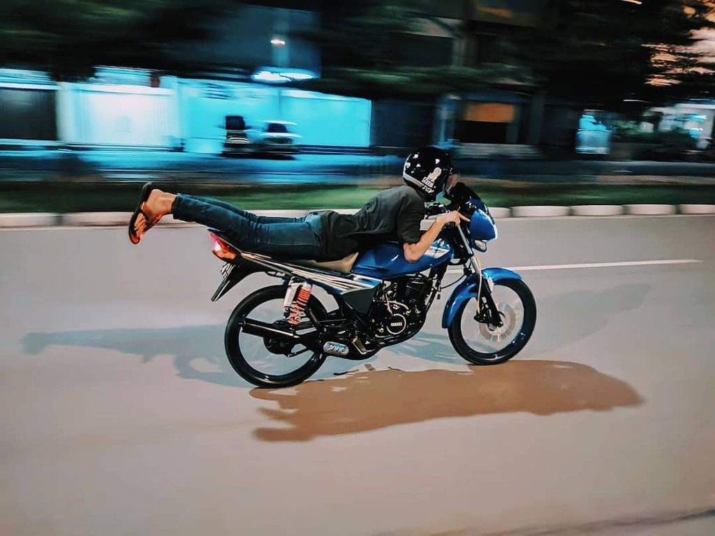 risiko bawa motor laju