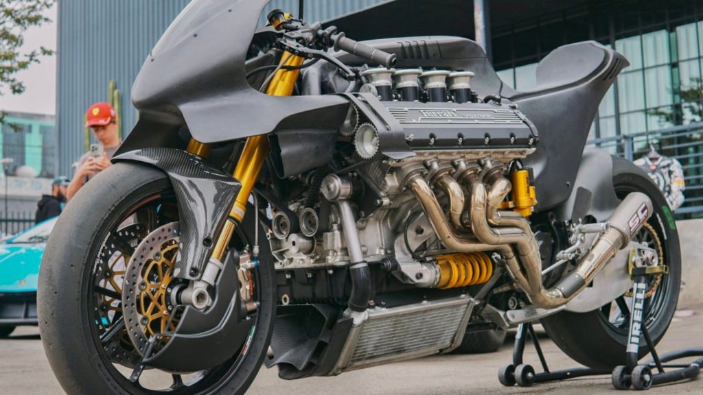 Maxwell Hazan’s HF355 is a handcrafted motorcycle powered by a Ferrari F355 V8, delivering 375 hp and a power-to-weight ratio that surpasses modern Formula 1 cars.
