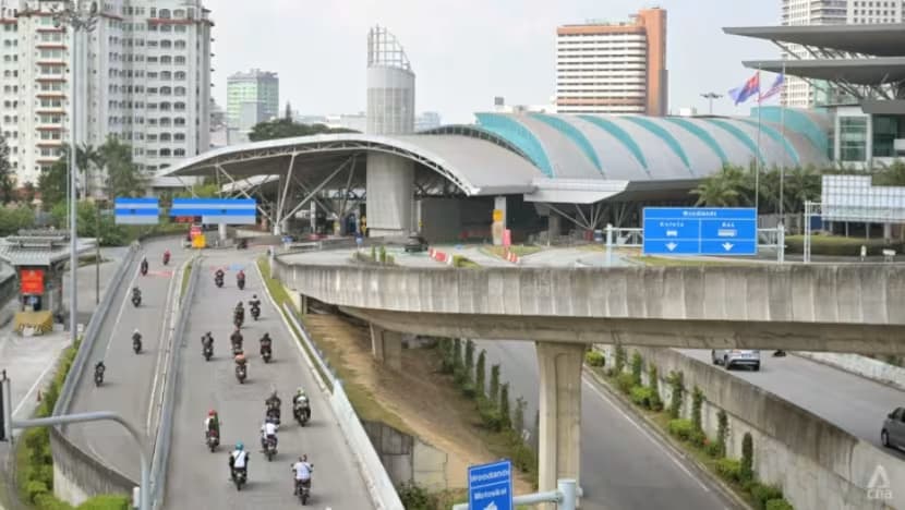 Johor faces severe congestion at Bangunan Sultan Iskandar and Kompleks Sultan Abu Bakar as stricter passport checks are enforced following cases of motorcyclists bypassing immigration procedures.