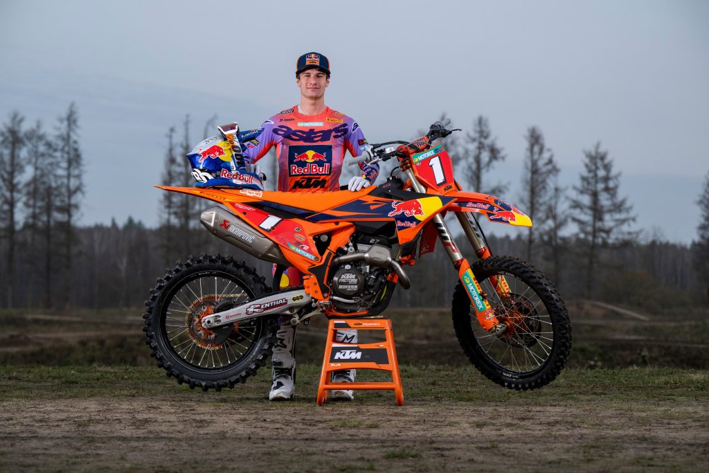 Simon Laengenfelder will defend his MX2 world title in 2026 with Red Bull KTM Factory Racing’s Austrian squad, joining Andrea Adamo and aiming for KTM’s first back-to-back MX2 crown since 2019.